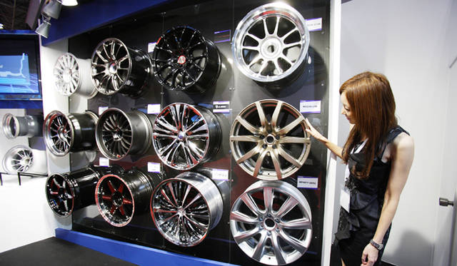 <strong>第42回東京モーターショー2011｜渡辺敏史と清水久美子がいく 部品ブースウォッチング</strong> 　GT-Rのホイール