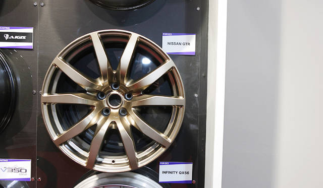 <strong>第42回東京モーターショー2011｜渡辺敏史と清水久美子がいく 部品ブースウォッチング</strong>　 GT-Rのホイール