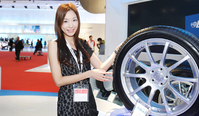 <strong>第42回東京モーターショー2011｜渡辺敏史と清水久美子がいく 部品ブースウォッチング</strong>　これが一番“食う”エコタイヤ