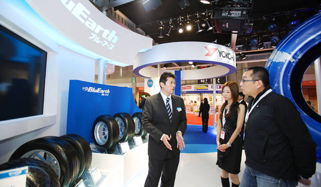 <strong>第42回東京モーターショー2011｜渡辺敏史と清水久美子がいく 部品ブースウォッチング</strong>　ヨコハマタイヤにて