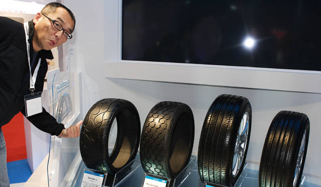 <strong>第42回東京モーターショー2011｜渡辺敏史と清水久美子がいく 部品ブースウォッチング</strong>　ヨコハマタイヤのデザインスタディ「Shimon」