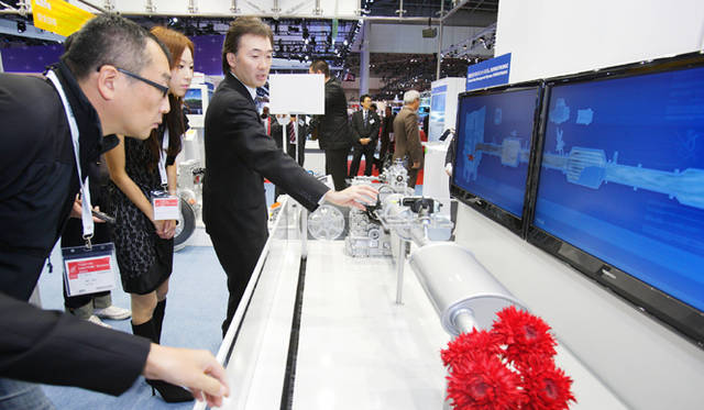 <strong>第42回東京モーターショー2011｜渡辺敏史と清水久美子がいく 部品ブースウォッチング</strong>　ボッシュのディーゼル排気浄化システム