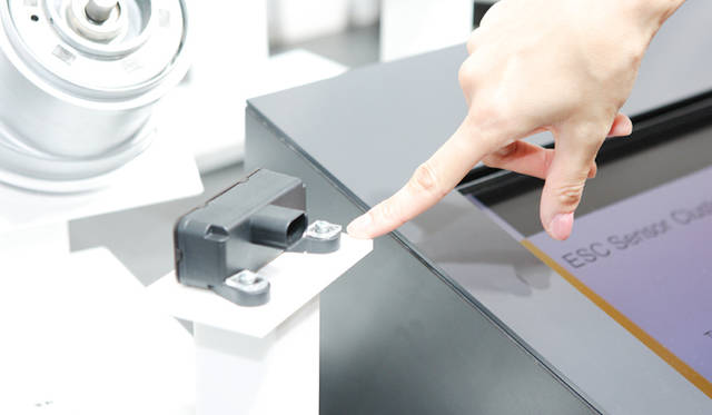 <strong>第42回東京モーターショー2011｜渡辺敏史と清水久美子がいく 部品ブースウォッチング</strong>　センサークラスター