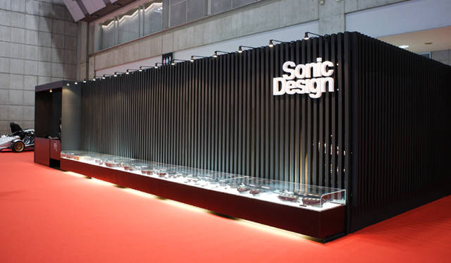 <strong>第42回東京モーターショー2011｜渡辺敏史と清水久美子がいく 部品ブースウォッチング</strong>　ソニックデザインのブース
