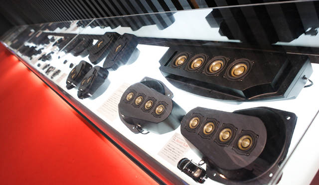 <strong>第42回東京モーターショー2011｜渡辺敏史と清水久美子がいく 部品ブースウォッチング</strong>　ブース前のケースに並ぶスピーカーユニット