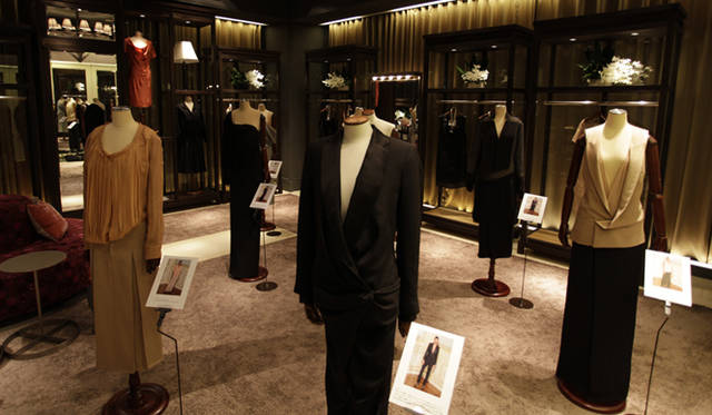 <strong>萩原輝美のファッション・デイズ｜アン・ヴァレリー・アッシュ来日インタビュー</strong>　オートクチュールコレクションが飾られたデザインワークスの店内。