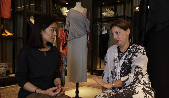 <strong>萩原輝美のファッション・デイズ｜アン・ヴァレリー・アッシュ来日インタビュー</strong>　萩原輝美さんとアン・ヴァレリー・アッシュ。「あなたにとってオートクチュールとは？」という問いに対して答えは「ラボラトリー、実験室です」。