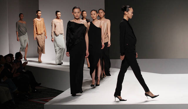 <strong>萩原輝美のファッション・デイズ｜アン・ヴァレリー・アッシュ来日インタビュー</strong>　アン・ヴァレリー・アッシュ 2011AW オートクチュールコレクション