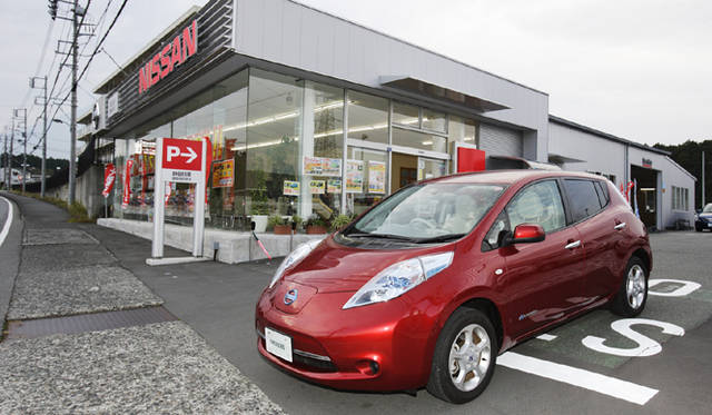 <strong>NISSAN LEAF｜日産 リーフ</strong>　FISCOでの取材中、リーフを預かり、充電をしていただいた静岡日産御殿場萩原店 