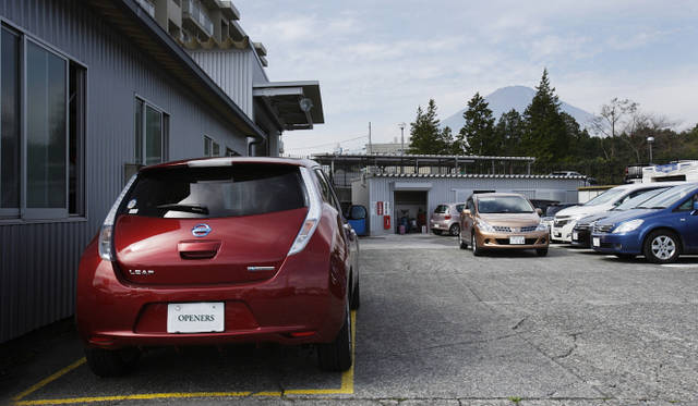 <strong>NISSAN LEAF｜日産 リーフ</strong>　こちらのディーラーには急速充電設備がないため200V充電を店の裏でお願いした 