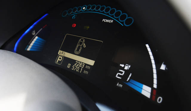 <strong>NISSAN LEAF｜日産 リーフ</strong>　ディーラーにたどり着き、充電する直前には航続可能距離が21kmとなっていた 