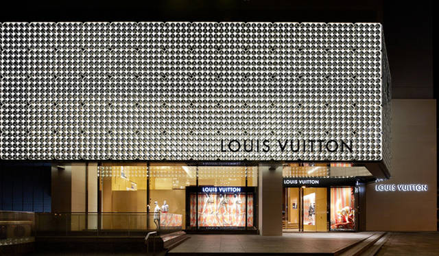 <strong>LOUIS VUITTON｜ルイ・ヴィトン</strong>　3Dの立体的なモノグラムを採用した大阪心斎橋店のファサード。　©LOUIS VUITTON