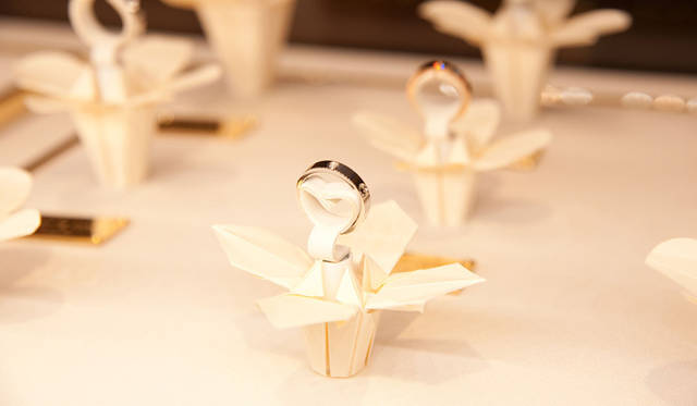 <strong>LOUIS VUITTON｜ルイ・ヴィトン</strong>　大阪心斎橋店で世界先行発売されているウェディングジュエリー「アリアンス」。　©LOUIS VUITTON