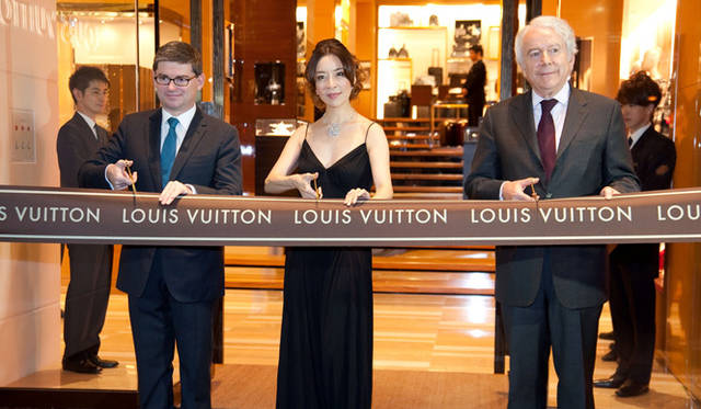 <strong>LOUIS VUITTON｜ルイ・ヴィトン</strong>　大阪心斎橋店のテープカットには真矢みきも登場！　©LOUIS VUITTON