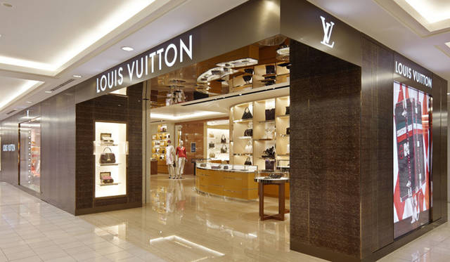 <strong>LOUIS VUITTON｜ルイ・ヴィトン</strong>　小田急新宿店の外観。　©LOUIS VUITTON