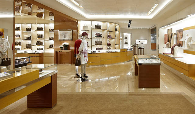 <strong>LOUIS VUITTON｜ルイ・ヴィトン</strong>　小田急新宿店の外観。　©LOUIS VUITTON