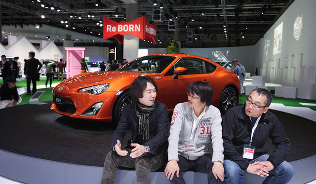 <strong>東京モーターショー2011に未来はあったか？ (前篇)</strong>　トヨタ 86をバックに、写真左より、島下泰久、清水草一、渡辺敏史の各氏。