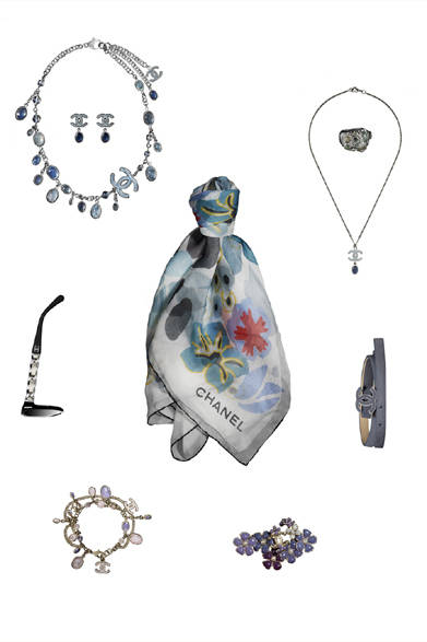 <strong>CHANEL│シャネル</strong>　12月24日 クリスマスイヴ　©CHANEL<br />パステルカラーとビタミンカラーのアクセサリーがきらめくクリスマスがテーマ。ラベンダーブルーやパウダーピンクなどの優しい色調のキルティングレザーのウォレット、ビーズがまばゆいサンダルなどがロマンティックなクリスマス前夜を彩る。