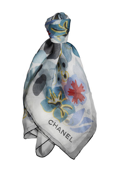 <strong>CHANEL│シャネル</strong>　12月24日 クリスマスイヴ　©CHANEL<br />シルクスカーフ[90x90cm]　3万9900円