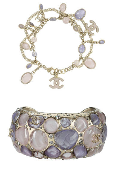 <strong>CHANEL│シャネル</strong>　12月24日 クリスマスイヴ　©CHANEL<br />上からブレスレット　15万7500円、バングル　33万8100円