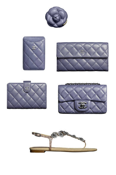 <strong>CHANEL│シャネル</strong>　12月24日 クリスマスイヴ　©CHANEL<br />パステルカラーとビタミンカラーのアクセサリーがきらめくクリスマスがテーマ。ラベンダーブルーやパウダーピンクなどの優しい色調のキルティングレザーのウォレット、ビーズがまばゆいサンダルなどがロマンティックなクリスマス前夜を彩る。