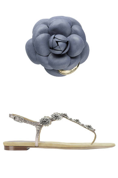 <strong>CHANEL│シャネル</strong>　12月24日 クリスマスイヴ　©CHANEL<br />上からカメリア　7万350円、トングサンダル[1cm]　11万4450円