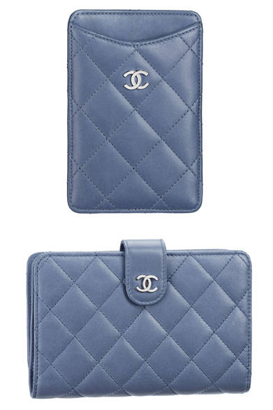 <strong>CHANEL│シャネル</strong>　12月24日 クリスマスイヴ　©CHANEL<br />上からiPhoneケース[12.5x8.5x0.5cm]　3万9900円、ウォレット[11x15x3cm]　9万6600円