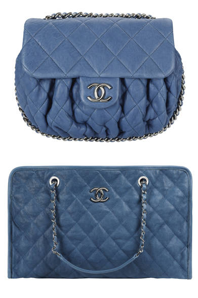 <strong>CHANEL│シャネル</strong>　12月24日 クリスマスイヴ　©CHANEL<br />上からショルダーバッグ[20.5x28x4cm]　26万7750円、トートバッグ[25x39x12cm]　34万5450円