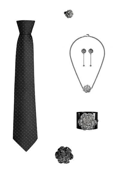 <strong>CHANEL│シャネル</strong>　12月25日 クリスマス　©CHANEL<br />ブラックやラインストーン、シルバーをもちいたシックな雰囲気。ツイードのパンプスにはシャネルのロゴが輝き、サテンのバッグにはジュエリーのクラスプがきらめく。また、シャネルのアイコン、カメリアも輝くラインストーンで表現され、リングやブローチ、ブレスレットにあしらわれた。