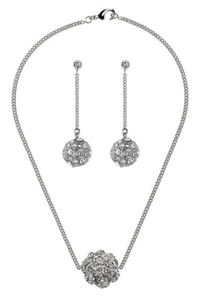 <strong>CHANEL│シャネル</strong>　12月25日 クリスマス　©CHANEL<br />ネックレス　4万2000円、ピアス　5万4600円