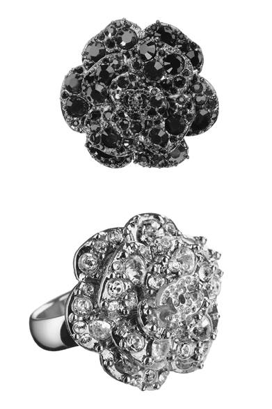 <strong>CHANEL│シャネル</strong>　12月25日 クリスマス　©CHANEL<br />上からブローチ　6万5100円、リング　3万9900円