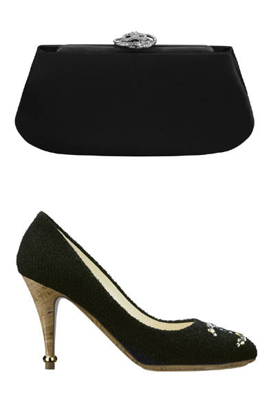 <strong>CHANEL│シャネル</strong>　12月25日 クリスマス　©CHANEL<br />上からクラッチバッグ[12x26x4cm]　22万3650円、ツイードパンプス[8.5cm]　7万9800円