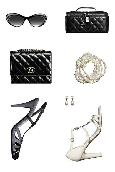 <strong>CHANEL│シャネル</strong>　12月31日 大晦日　©CHANEL<br />1年の締めくくりを迎える31日は、ブラックとホワイトが時にロックを、時にクラシックを奏でるコレクション。キルティングされたレザーのカフは、マドモアゼル・シャネルが愛してやまなかったパールのロングネックレスやバロック風のイヤリングとともに身に着けて。ハンドバッグでは、マットの風合いのジュエリーボックス型のバッグにも注目したい。
