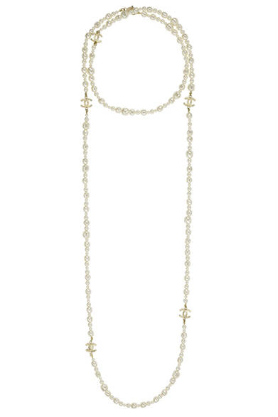 <strong>CHANEL│シャネル</strong>　12月31日 大晦日　©CHANEL<br />ロングネックレス[メタルxパールxガラス]　13万3350円
