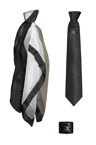 <strong>CHANEL│シャネル</strong>　12月31日 大晦日　©CHANEL<br />1年の締めくくりを迎える31日は、ブラックとホワイトが時にロックを、時にクラシックを奏でるコレクション。キルティングされたレザーのカフは、マドモアゼル・シャネルが愛してやまなかったパールのロングネックレスやバロック風のイヤリングとともに身に着けて。ハンドバッグでは、マットの風合いのジュエリーボックス型のバッグにも注目したい。