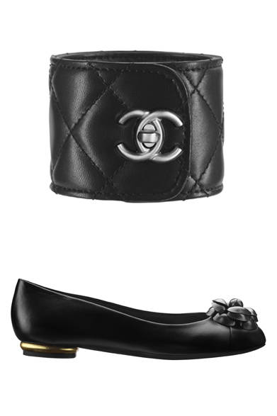 <strong>CHANEL│シャネル</strong>　12月31日 大晦日　©CHANEL<br />上からレザーカフ　6万9300円、カメリア付きフラットシューズ　7万7700円