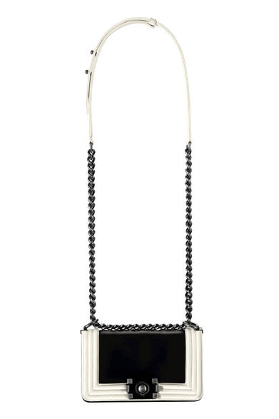 <strong>CHANEL│シャネル</strong>　12月31日 大晦日　©CHANEL<br />ボーイシャネルバッグ[11.5x20x8.5cm]　27万1950円