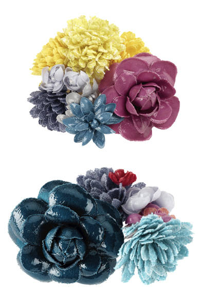 <strong>CHANEL│シャネル</strong>　12月31日 大晦日　©CHANEL<br />フラワーブローチ　各14万7000円