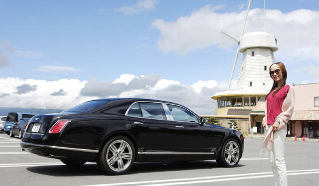<strong>BENTLEY｜ベントレー　最新サルーン&クーペにOPENERSブロガー清水久美子が試乗！</strong>　ミュルザンヌと清水久美子さん。