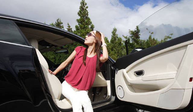 <strong>BENTLEY｜ベントレー　最新サルーン&クーペにOPENERSブロガー清水久美子が試乗！</strong>　コンチネンタル GTと清水久美子さん。