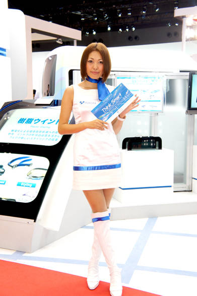 　「光沢のある素材を用いた白のノースリーブ」ってのはイベントガールのマストアイテムですな。　Photo by OPENERS