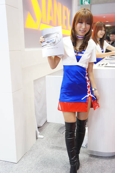 　 スカートのサイドがレースアップ。そこがポイントだと言わざるをえない。　Photo by OPENERS