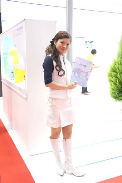 　 ネイビーとホワイトで清潔感を演出するカラーリング。　Photo by OPENERS