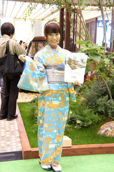  　KIMONOだが、よく見るとなかなかファンキーな柄をプリントしている。　Photo by OPENERS