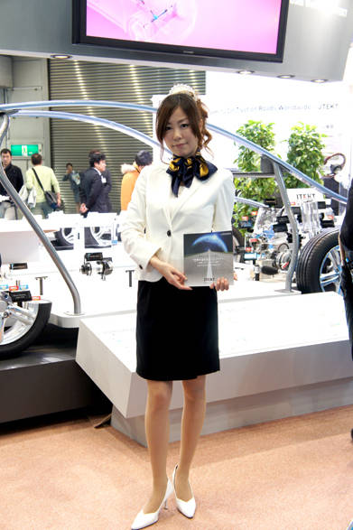 　首元にスカーフを巻かれるとちょっと得した気分になるのはなぜだろう。OLに人気のブランド、Brilliantstageでコーディネート。　　Photo by OPENERS