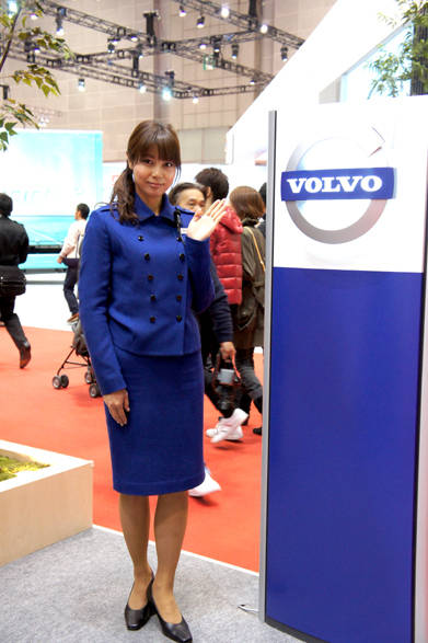 　ボルボのロゴといやあブルーでしょ。鮮やかな青のセットアップで。　Photo by OPENERS