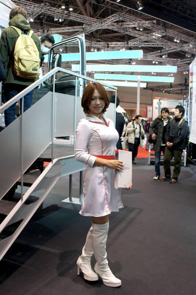 　 タイト（になってしまったのか？）なワンピースが見るものの目を奪う！　Photo by OPENERS