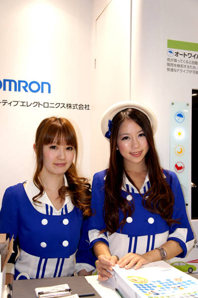  　バスガイドなたたずまいも感じさせるユニフォーム。けっこう派手……。　五十嵐ゆりえさん（左） 必殺技｜ピアノ 　ペキーさん 必殺技｜ワンちゃんの鳴き声　Photo by OPENERS