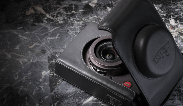 <strong>Leica X1 ／ Leica D-LUX 5 TITANIUM　ブランド哲学が詰まった、ふたつのコンパクト</strong>