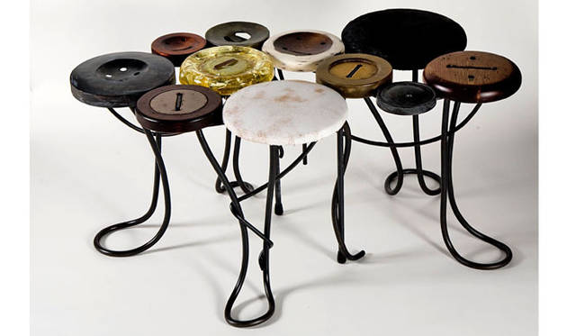 <strong>OGATA｜オガタ</strong>　｢BUTTON BENCH（ボタンベンチ）｣　アクリル樹脂などのボタンもオリジナルで製作。“橋渡し”や“縁”をボタンによる“繋ぐこと”で表現。ソファテーブルとしても使える。座り心地の良い場所も、テーブルの場合はカップの置き場所も“ちょうど良い場所を自ら探す”ことで、感覚を刺激しつつ、心和やかにもなる作ふう。